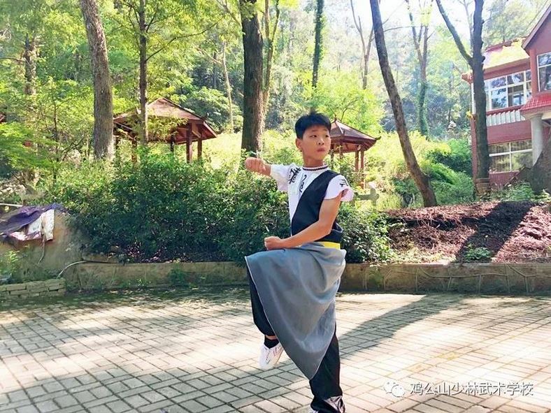 讓孩子吃點苦，受點折磨，是為了他們將來的人生旅途走得平穩(wěn)舒暢，所做的儲能蓄勢的準備讓他們踏入社會后，在風雨中，充分實現(xiàn)自