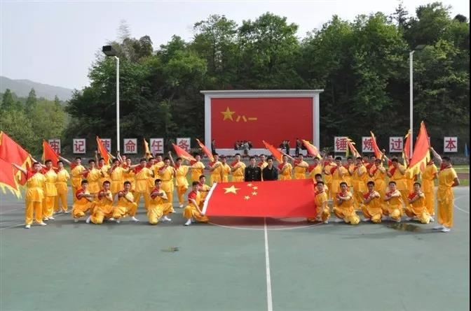 讓孩子吃點苦，受點折磨，是為了他們將來的人生旅途走得平穩(wěn)舒暢，所做的儲能蓄勢的準備讓他們踏入社會后，在風雨中，充分實現(xiàn)自