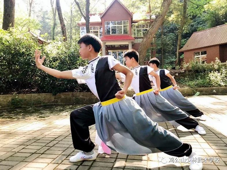 讓孩子吃點苦，受點折磨，是為了他們將來的人生旅途走得平穩(wěn)舒暢，所做的儲能蓄勢的準備讓他們踏入社會后，在風雨中，充分實現(xiàn)自