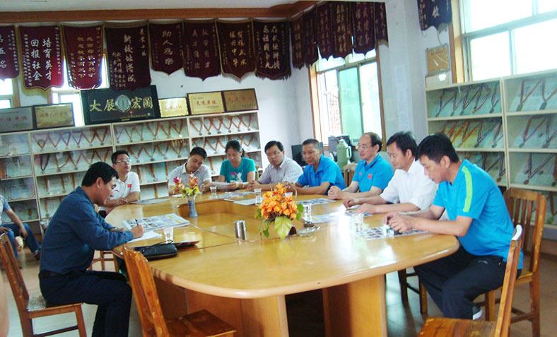 市政協(xié)副主席市體育局局長(zhǎng)周保林與管理區(qū)黨委書(shū)記、主任趙安虎來(lái)校指導(dǎo)工作